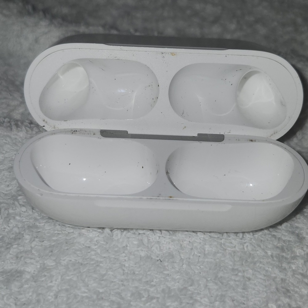 Apple AirPods Pro (3rd Gen) (A3122) MagSafe Charging Case ONLY - White - Picture 3 of 5